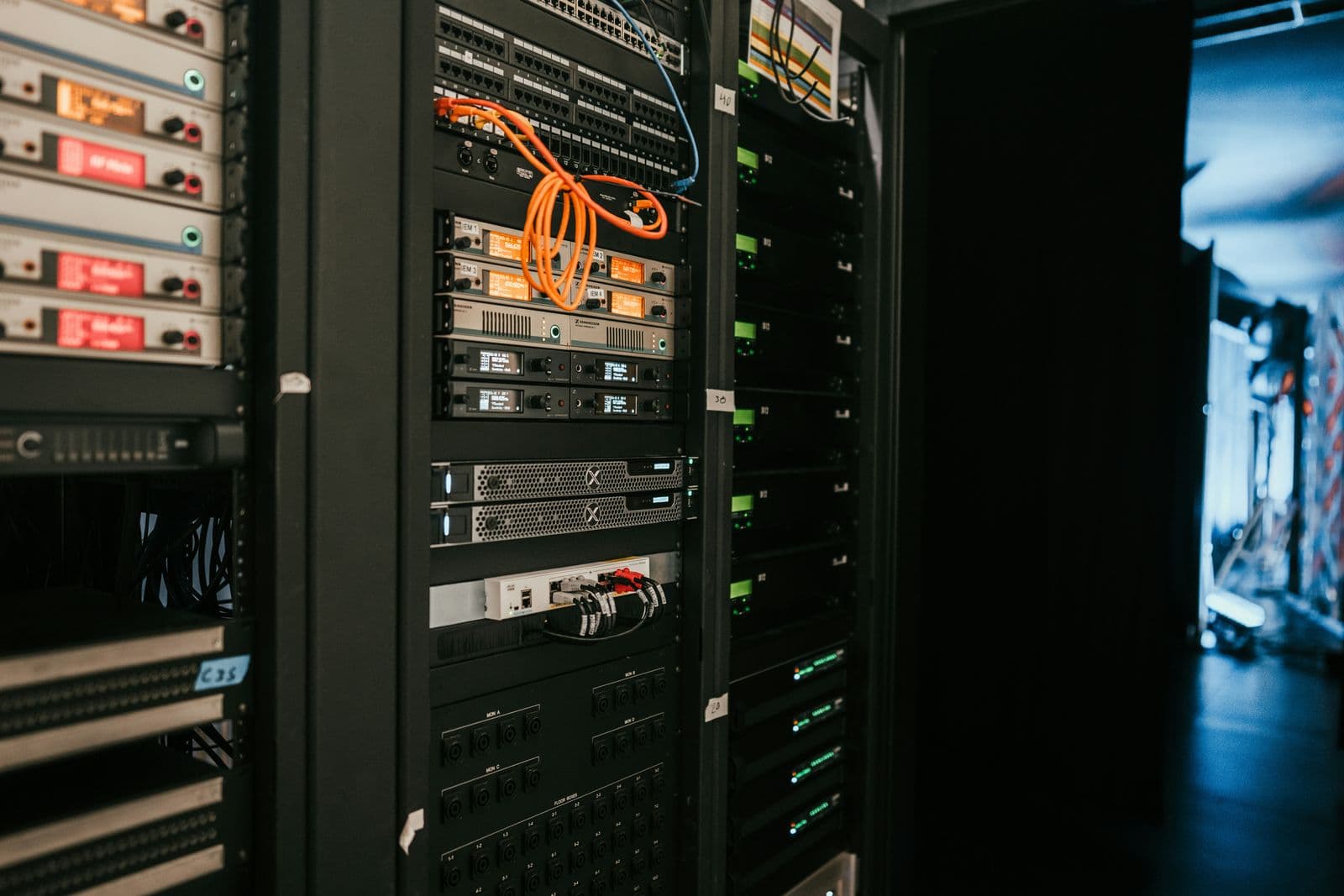 Rack de servidores com cabos em um data center