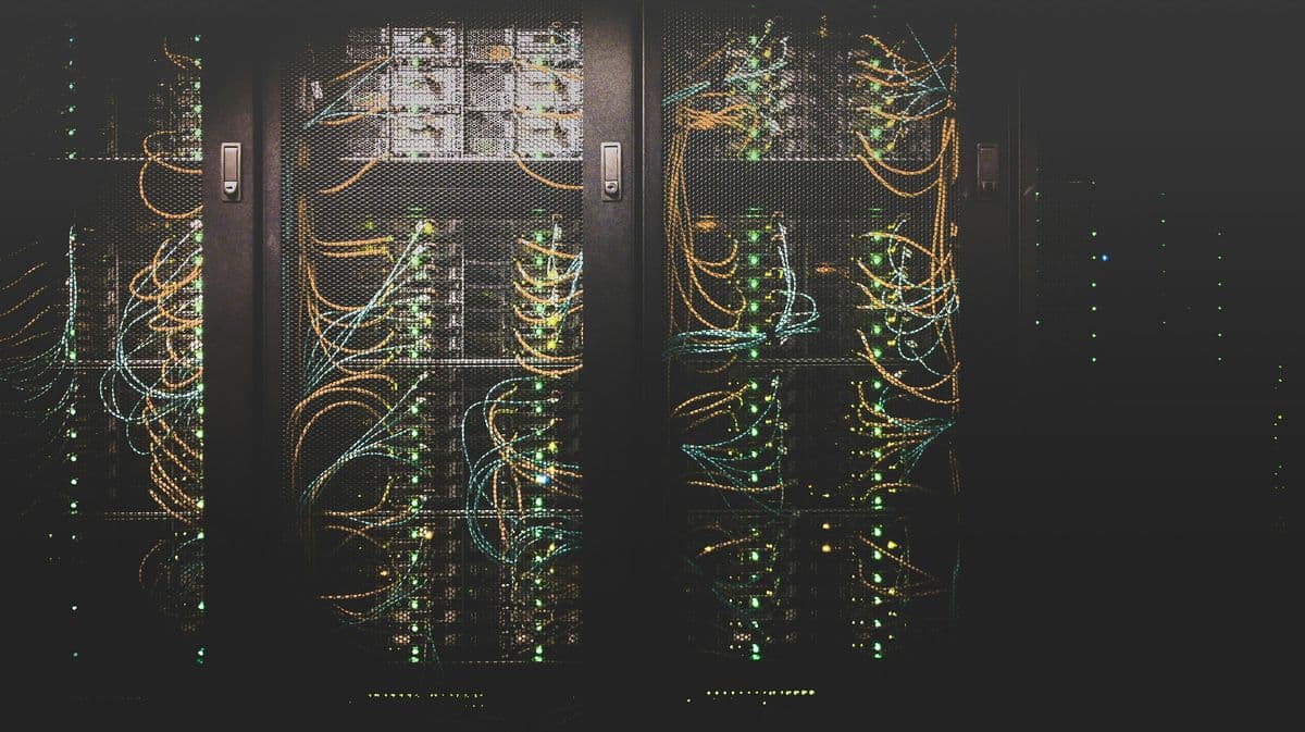 Racks de servidores com cabos de rede em um data center